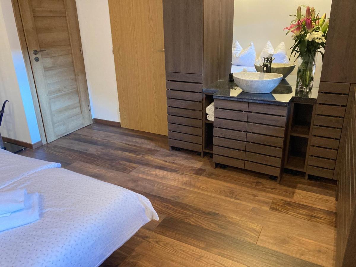 Guesthouse Mikulas Mikulov - Free Parking In The City Center Kültér fotó
